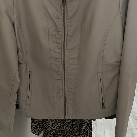 Ladies leather look and feel jacket - Picture 4 of 7